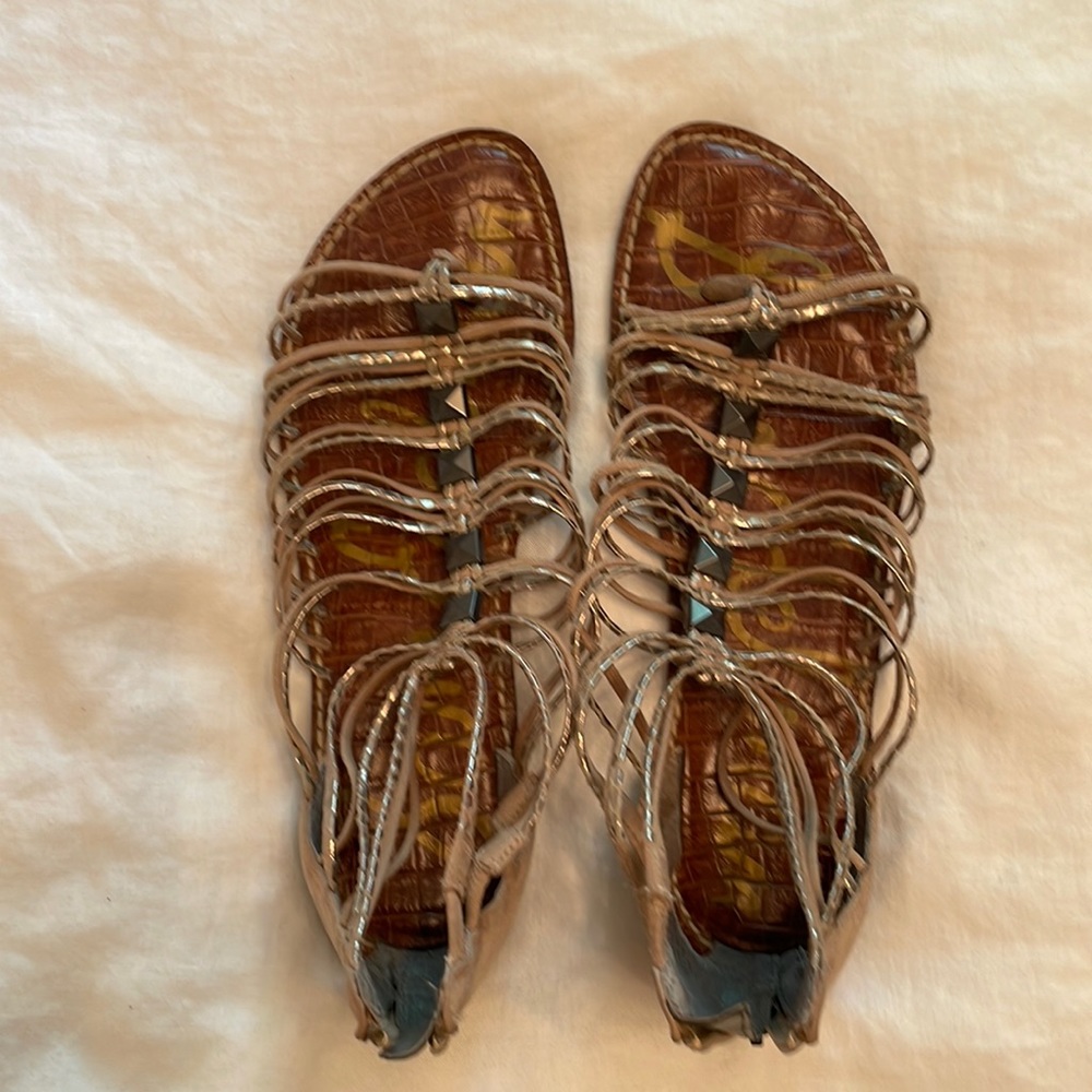 Flat sandals.